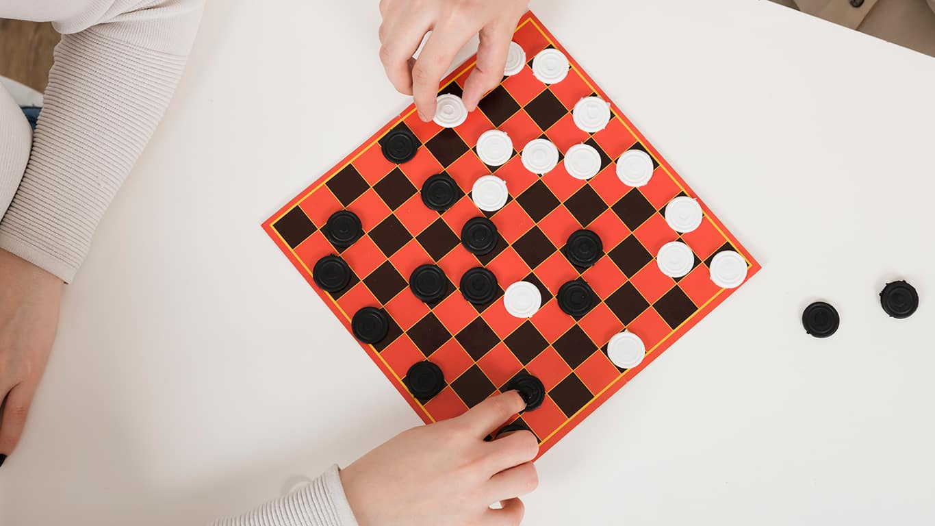 Conjunto de jogos de mesa, amigos jogando dominó e xadrez, um