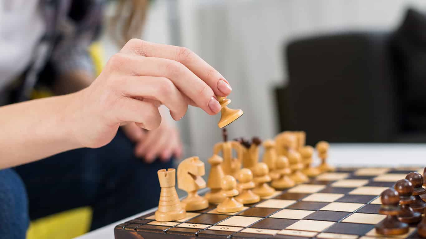 quais sao as principais caracteristicas do jogo de tabuleiro dama e suas  regras 